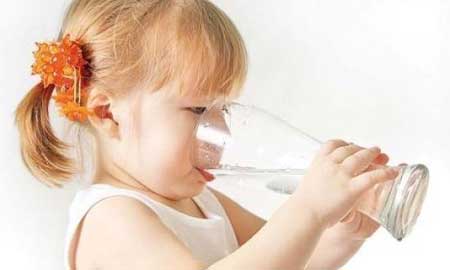 Ребенку дают постепенно много жидкостей