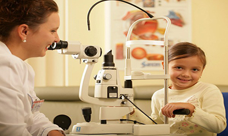 Осмотр ребенка врачом-офтальмологом