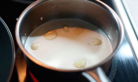 Головку чеснока следует варить в молоке