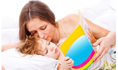 Чтение сказки ребенку перед сном