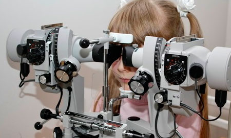 Проверка зрения посредством скиаскопии и компьютерной рефрактометрии