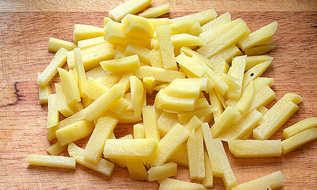 Сырой нарезанный картофель