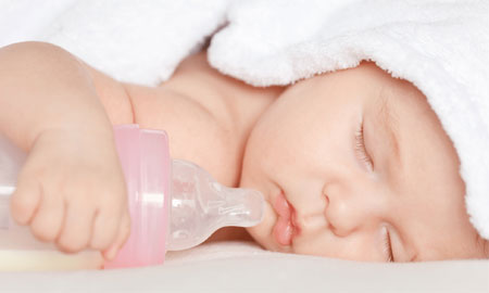 Ребенок спит с бутылочкой во рту 