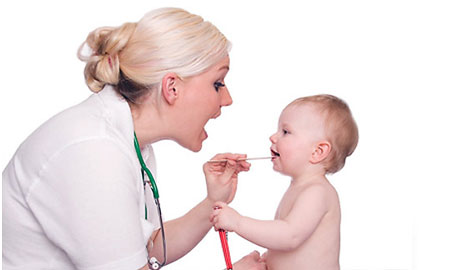 Обследование ребенка врачом 