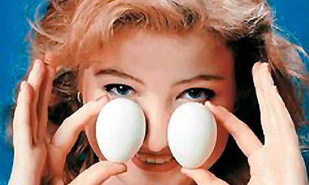 Сваренные яйца держать на переносице
